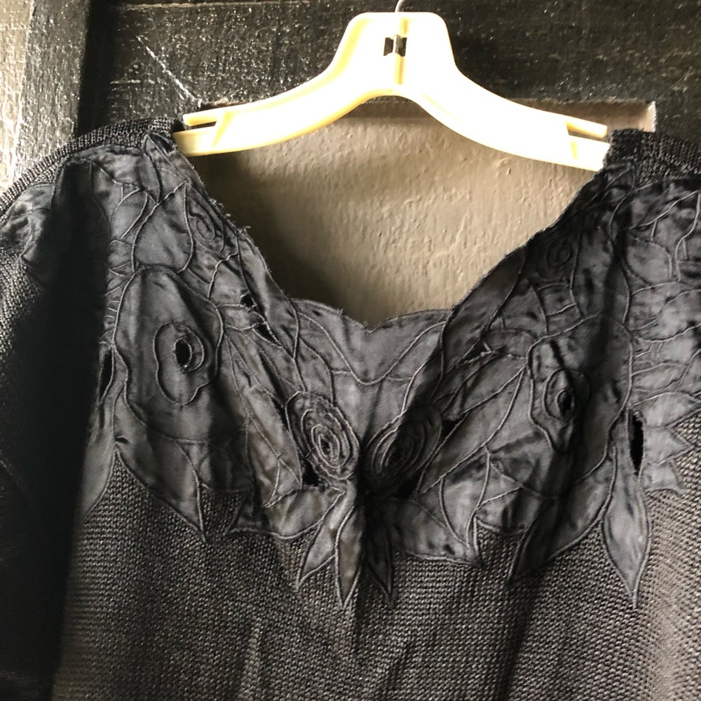 Uno & Una vintage sweater satin cut out flowers shiny knit v back elbow sleeves
